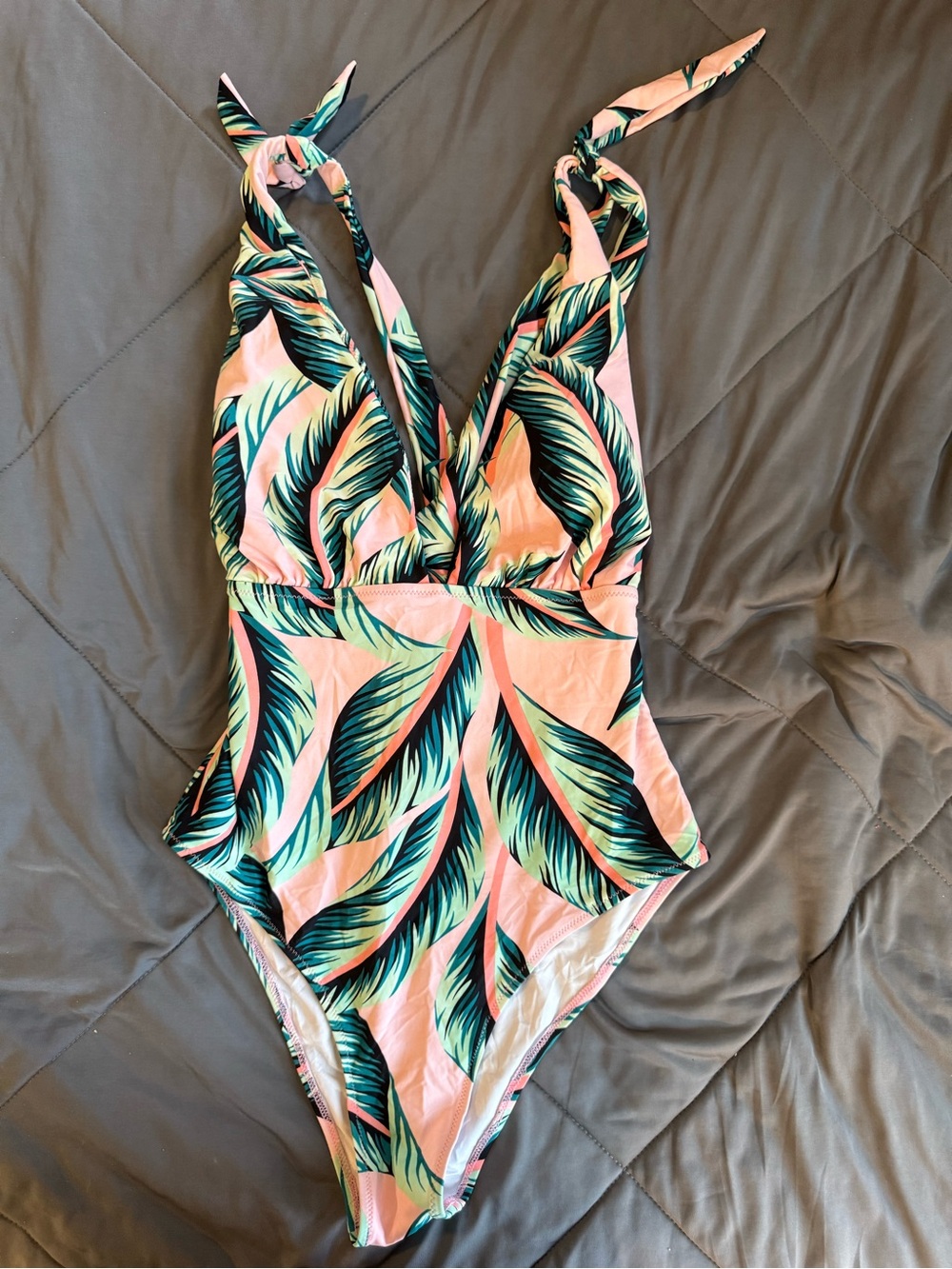 Cupshe Pink Tropical Leaf V-Neck One-Piece Swimsuit